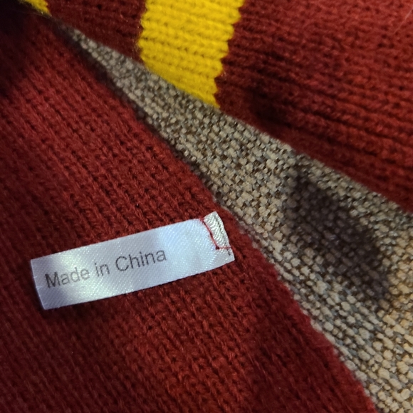 Harry Potter Gryffindor Scarf - Picture 3 of 6